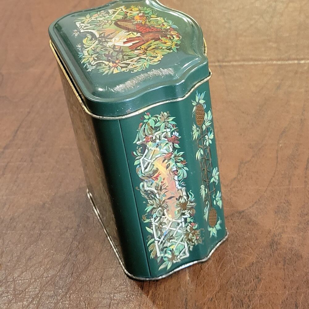 Vintage Christmas Tin England Holiday Tea 1981 Green Pineapples Gold Trim Avon - Picture 2 of 9
